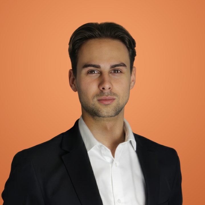Tom, Chargé de développement commercial